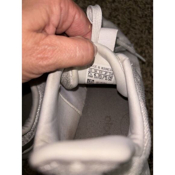 Adidas women's sz. 7.5 white classic sneaker. Nice pair, comfortable - Picture 6 of 8